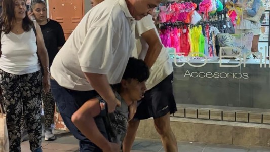 Robó una bicicleta, escapó y terminó chocando con una moto en Alta Gracia: lo agarraron los vecinos