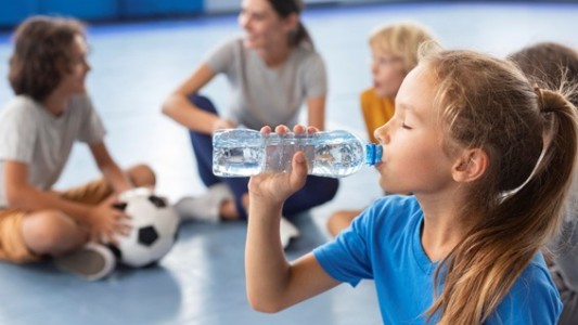 Hidratación escolar: 4 razones para que tu hijo lleve agua a la escuela