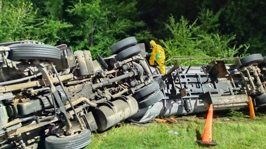 Camión cisterna sufre accidente y derrama sustancia