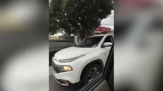 Suspendieron al conductor que insultó y chocó a propósito a una pareja en Córdoba