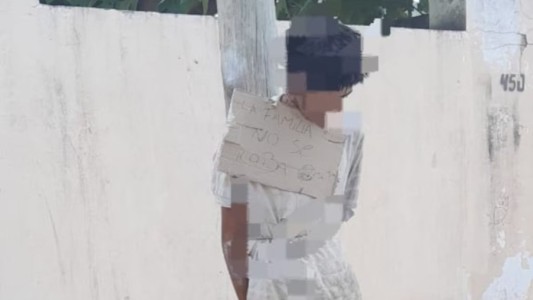 Lo atraparon, lo ataron a un poste y le colgaron un cartel: los vecinos aseguran que estaba robando