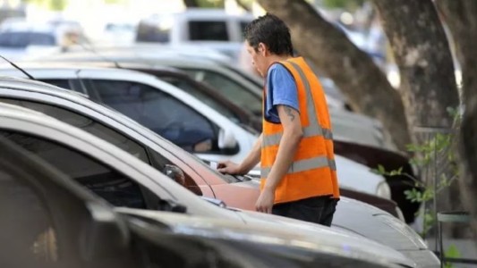 No hay más naranjitas en el Parque Sarmiento: el municipio colocó carteles que indican que el estacionamiento es gratuito