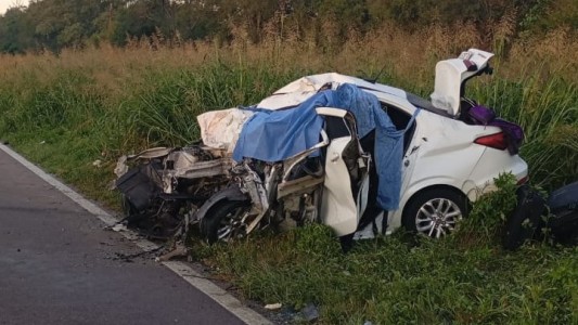 Córdoba: dos muertos por un choque frontal entre un colectivo y un auto