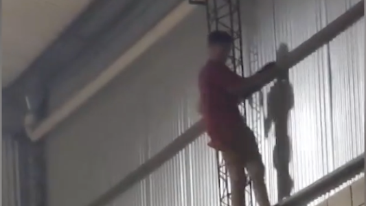 Ladrón intentó robar en una maderera y quedó atrapado en un boquete