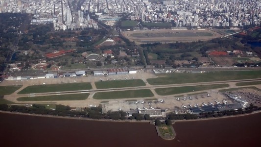 Aeroparque quedó inoperable por el incidente del avión de Aerolíneas Argentinas