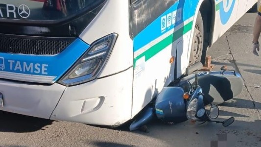 Una moto chocó contra un colectivo de transporte urbano: se investigan las causas del siniestro