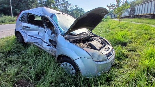 Un auto chocó contra un tren de carga en Córdoba: hay un herido