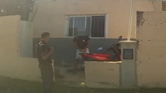Video: quisieron detener a un delincuente de 16 años y los atacaron los vecinos del barrio