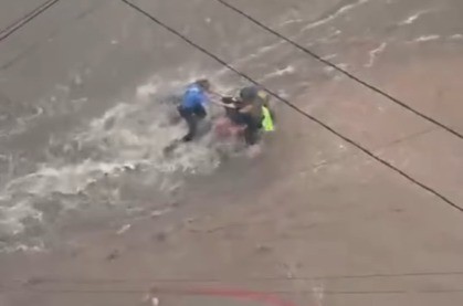 Córdoba: una mujer fue arrastrada por la corriente y vecinos de la zona la ayudaron