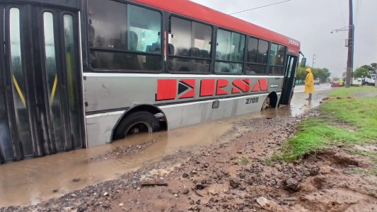 Por el temporal, un colectivo se hundió en plena vía pública