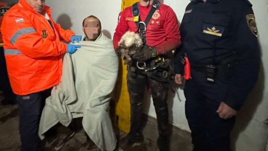 Rescate en Córdoba: un hombre y su perro caen a un pozo
