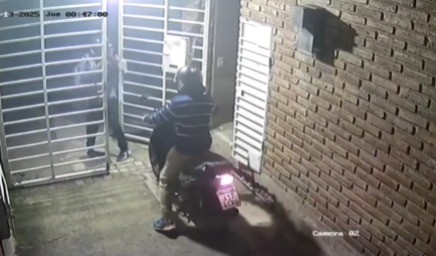 Video: le robaron por segunda vez la motocicleta en barrio San Vicente