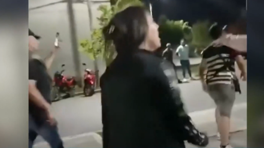 Insultos, gritos y patadas: vecinos se hartaron de los ruidos de motociclistas en una plaza