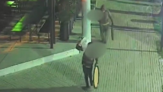Robaron espejos y vinos de un bar en el Cerro de Las Rosas: los detuvieron