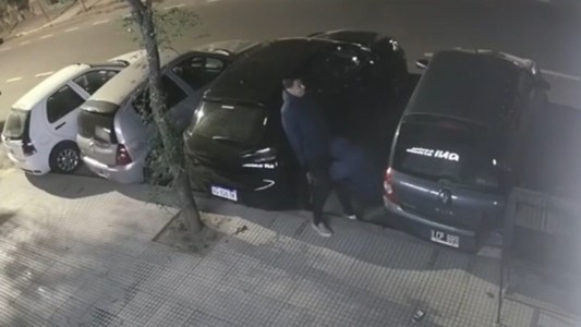 Video: robaron las ruedas de un auto y quedaron grabados por las cámaras de seguridad