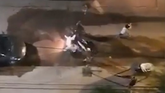 A las trompadas: vecinos enfrentaron a una pareja de ladrones que intentó robarle a un motociclista