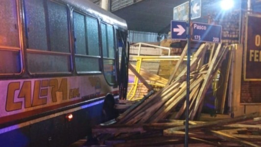 Un colectivo se estrelló contra una maderera en barrio Quebrada de las Rosas
