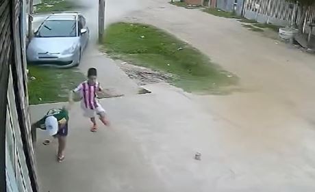 "¡Corran, chicos!": Tres nenes juegan en la vereda y casi son atropellados por un auto fuera de control