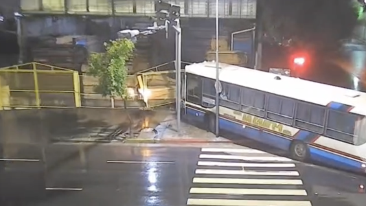 "En esta esquina siempre pasa algo": el dueño de la maderera habló tras el choque del colectivo