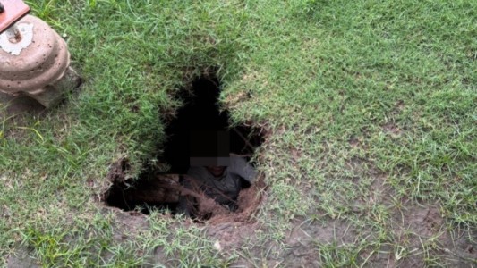 Bomberos trabajan en el rescate de una mujer que cayó en un pozo