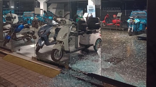 Video: detuvieron a un joven de 16 años tras dañar una vidriera y robar una Scooter