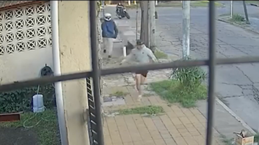 Fue a dejar a su hijo al jardín de infantes y lo balearon para robarle