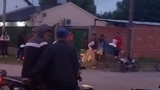 En un velatorio tumbero comenzaron a disparar al aire y mataron a uno de los asistentes