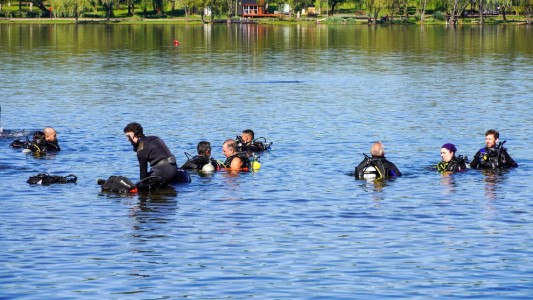 “Fondo Limpio” en el Dique Los Molinos: buzos retiraron residuos del lago