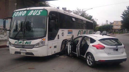 Un joven atropelló a un policía, escapó y en la huída impactó contra un colectivo