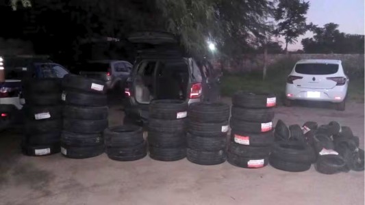 Operativo en Córdoba: incautaron más de 80 cubiertas sin documentar dentro de un automóvil