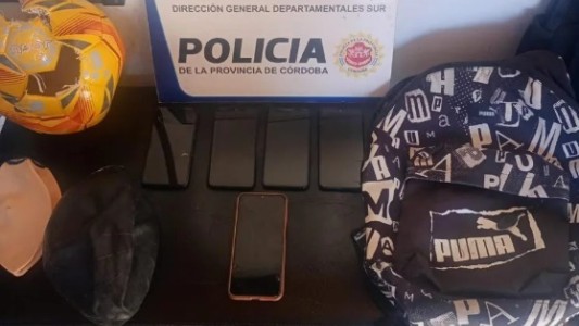 Intentó ingresar celulares ocultos en una pelota de fútbol a una cárcel: quedó detenido