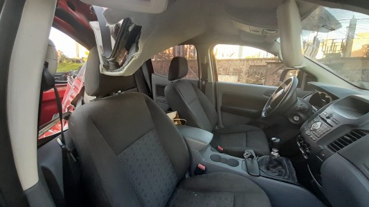 Una camioneta chocó contra un poste en el Centro