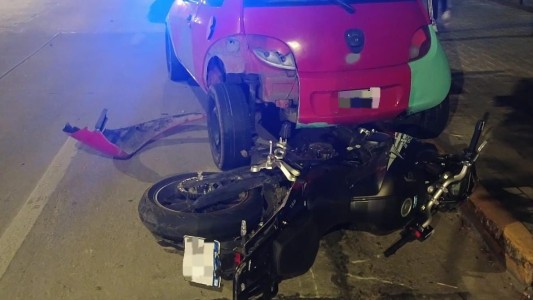 Un joven de 20 años chocó a una moto, se fugó y su padre lo terminó entregando