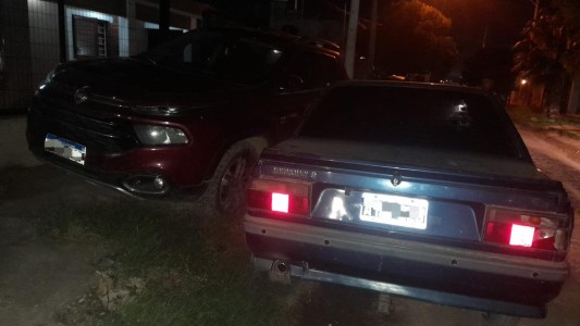 Dos jóvenes alcoholizados evadieron un control policial y terminaron chocando contra un auto