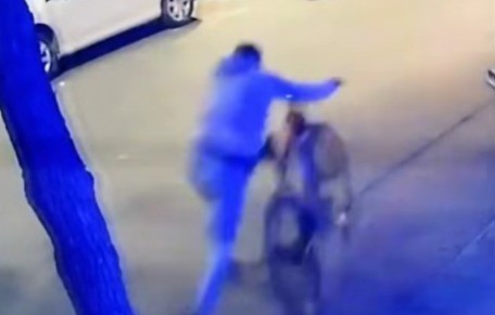 Video: un naranjita le robó la bicicleta a un repartidor en Córdoba