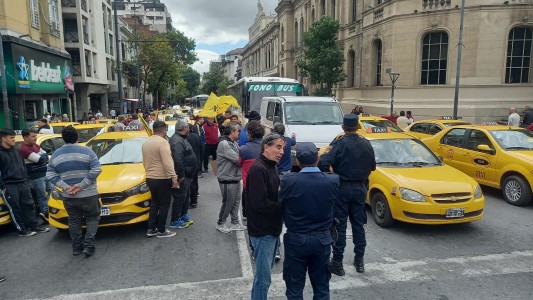 Taxistas protestan contra la habilitación de aplicaciones de transporte en Córdoba