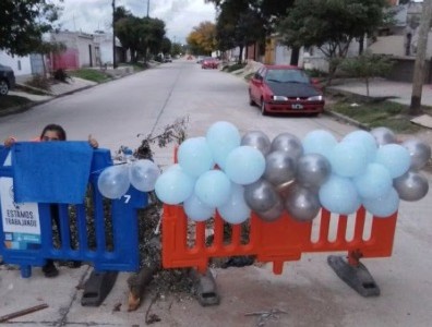 Vecinos de Río Cuarto festejaron el “cumplemes” de un bache sin reparar