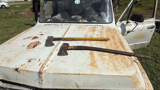 Córdoba: detuvieron a tres hombres que desarmaban un vehículo con dos hachas