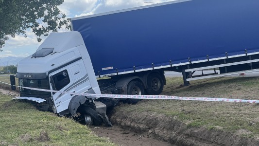 Choque fatal: un hombre murió tras impactar su auto contra un camión