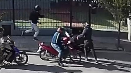 Video: le dispararon para robarle la moto en el barrio Puente Blanco