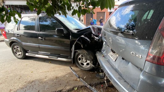 Choque múltiple en Córdoba arrasó con un poste y terminó dentro de una peluquería