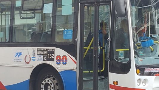 Flores: un motociclista arrojó una piedra a un colectivero