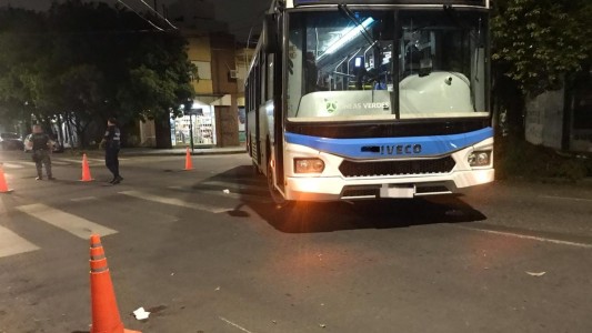 Un trolebús atropelló a una joven en Córdoba: está internada con un traumatismo de cráneo