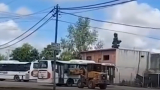Destrozó tres colectivos con una pala mecánica
