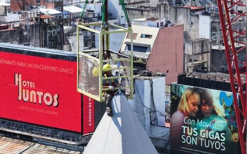 Después de casi un siglo, cambiaron el pararrayos del Obelisco
