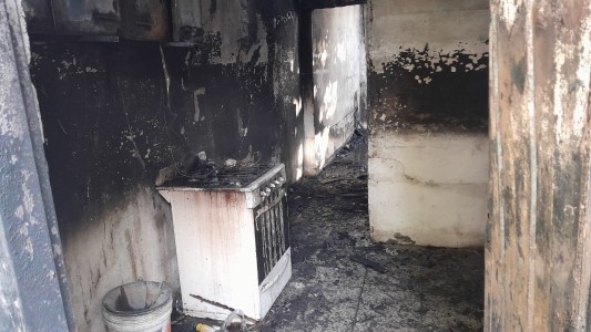 Devastador incendio en Córdoba: volvió de llevar a sus hijos al colegio y encontró su casa destruida