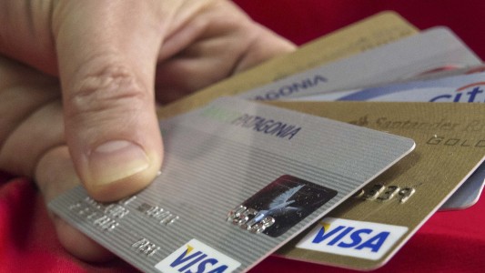 Le robó las tarjetas al abuelo de su amiga e hizo compras por $250 mil