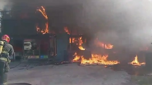 Devastador incendio en una fábrica de pintura en el ingreso a Malvinas Argentinas