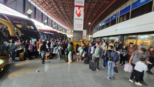 Finde XXL: intenso movimiento en la Terminal de Córdoba con largas filas y refuerzos en los servicios
