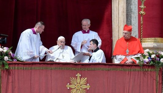 El papa saludó a los fieles desde el balcón de la Basílica de San Pedro